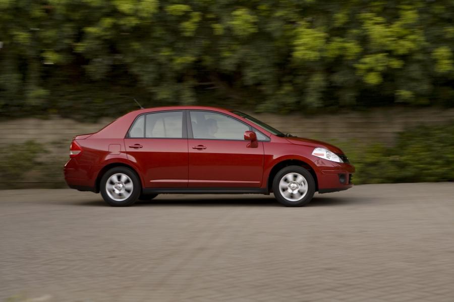  Nissan Versa 2010 года  (фото 30 из 35)